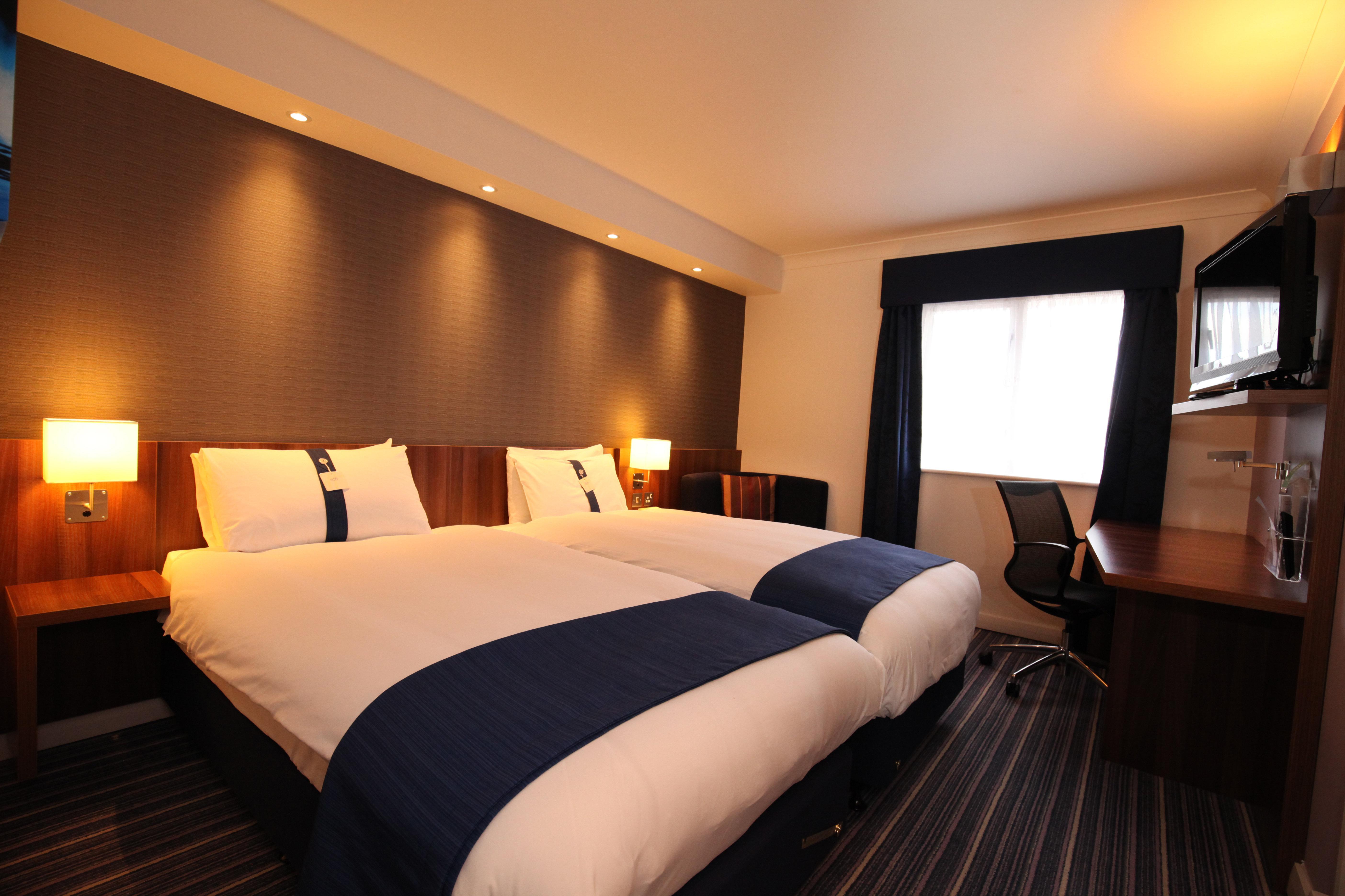 Holiday Inn Express London Gatwick Crawley, An Ihg Hotel Bagian luar foto