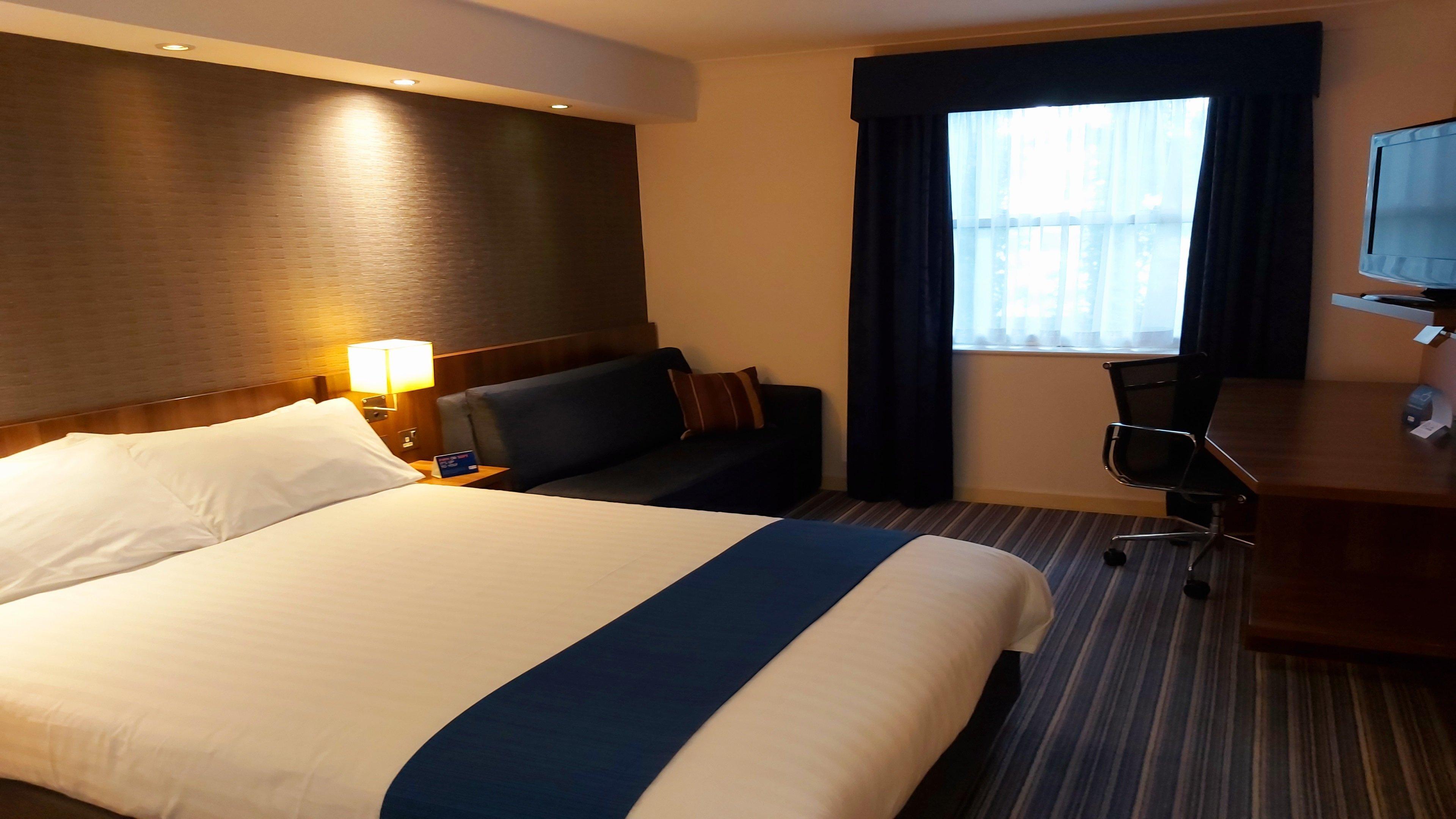 Holiday Inn Express London Gatwick Crawley, An Ihg Hotel Bagian luar foto