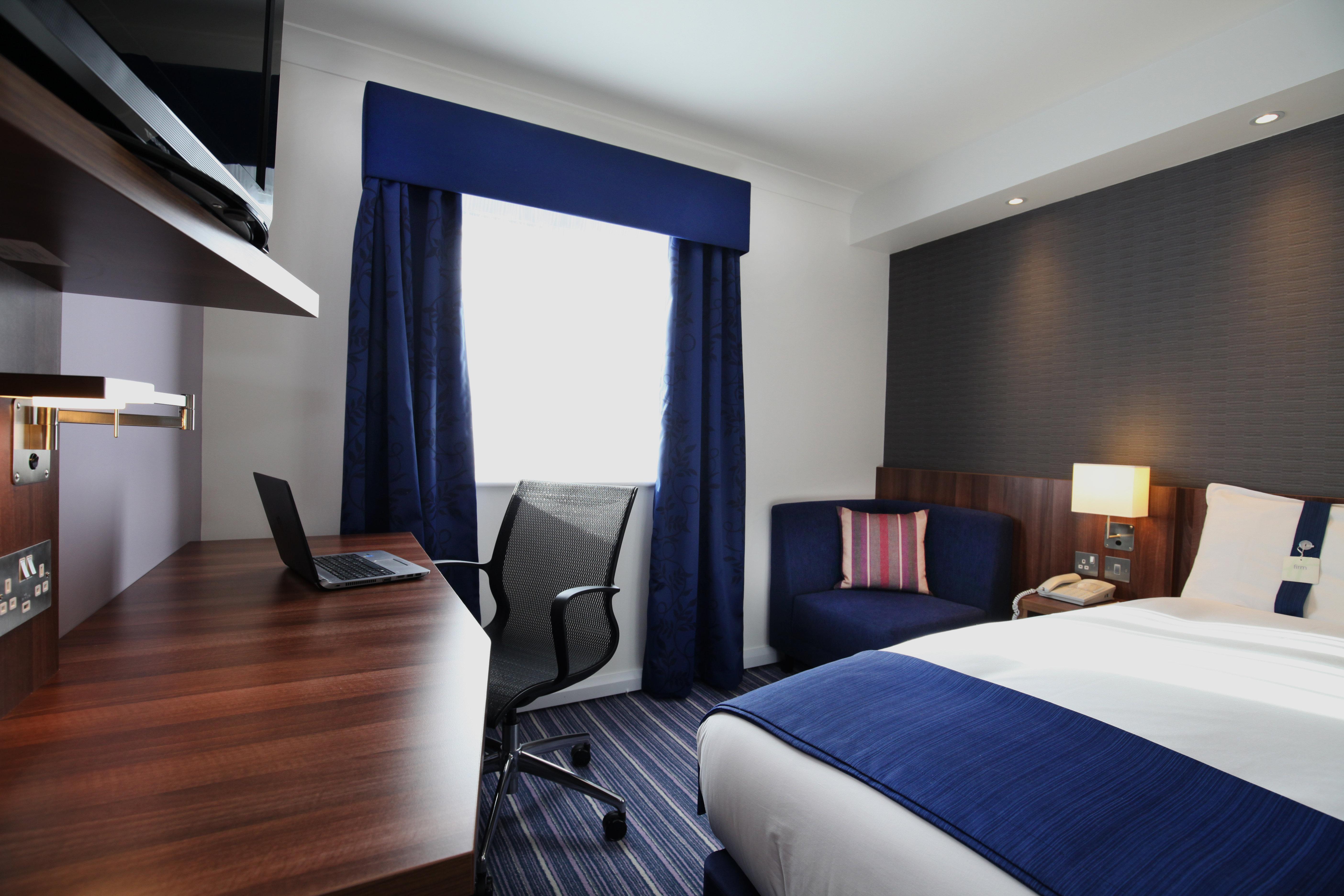 Holiday Inn Express London Gatwick Crawley, An Ihg Hotel Bagian luar foto