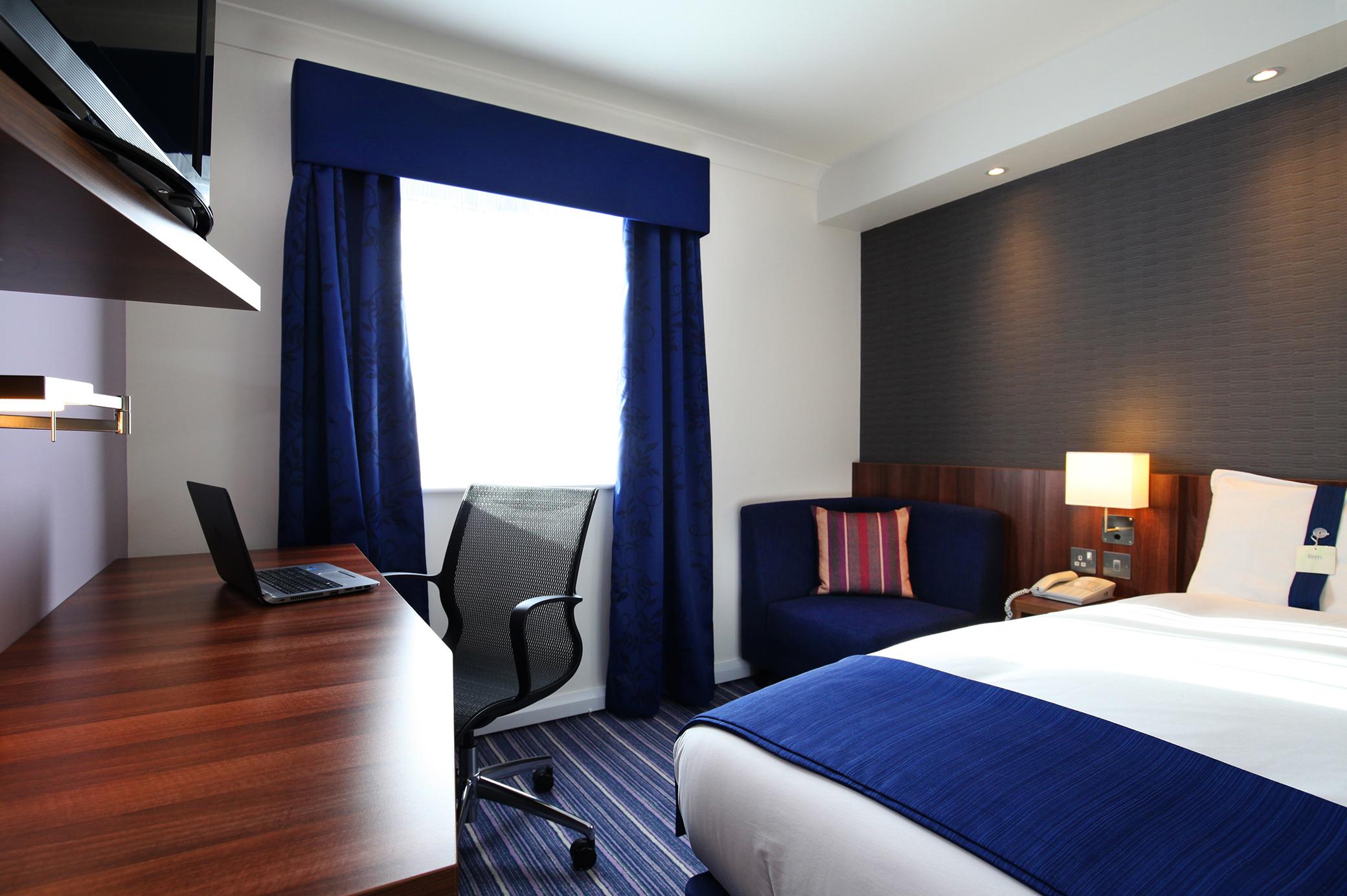 Holiday Inn Express London Gatwick Crawley, An Ihg Hotel Bagian luar foto
