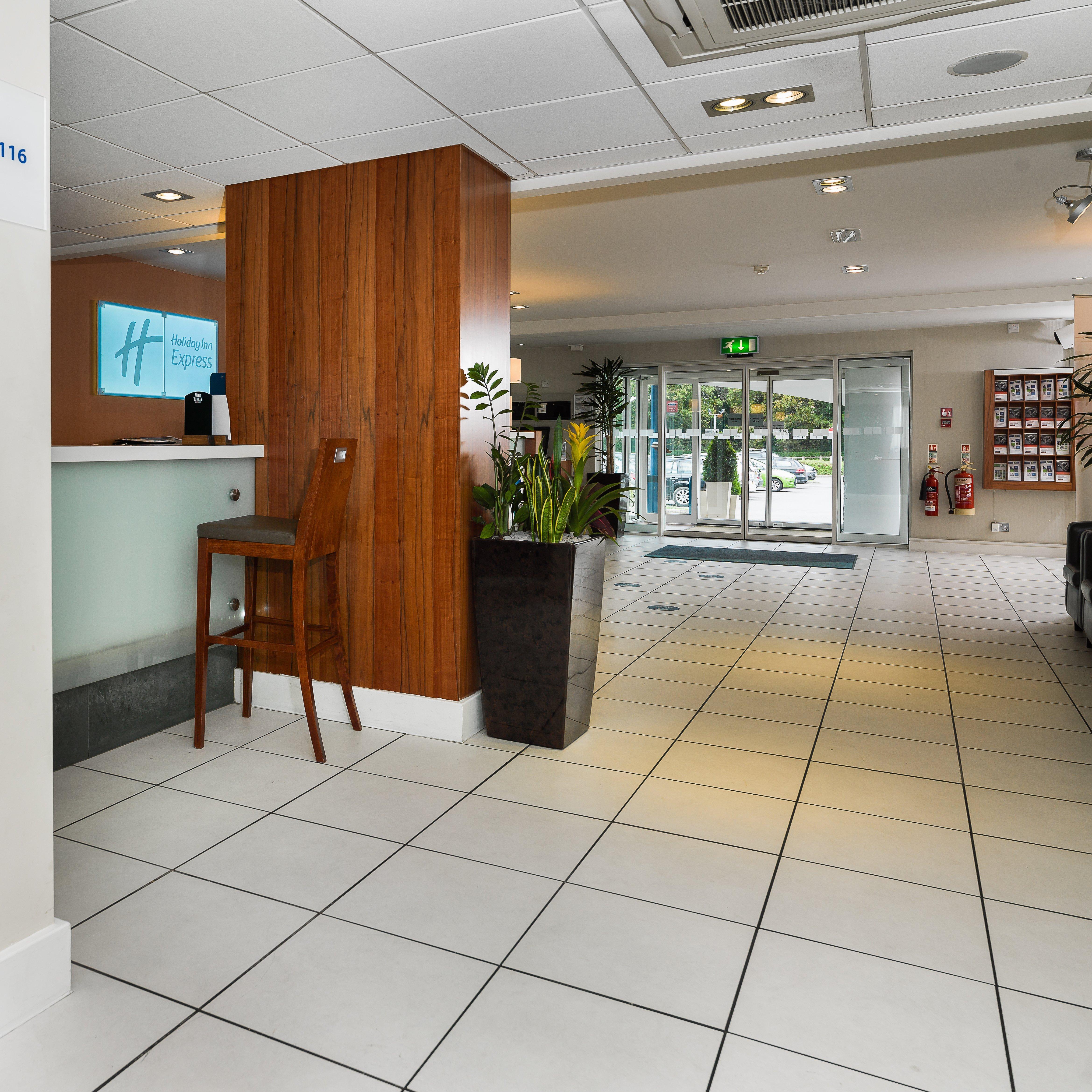 Holiday Inn Express London Gatwick Crawley, An Ihg Hotel Bagian luar foto