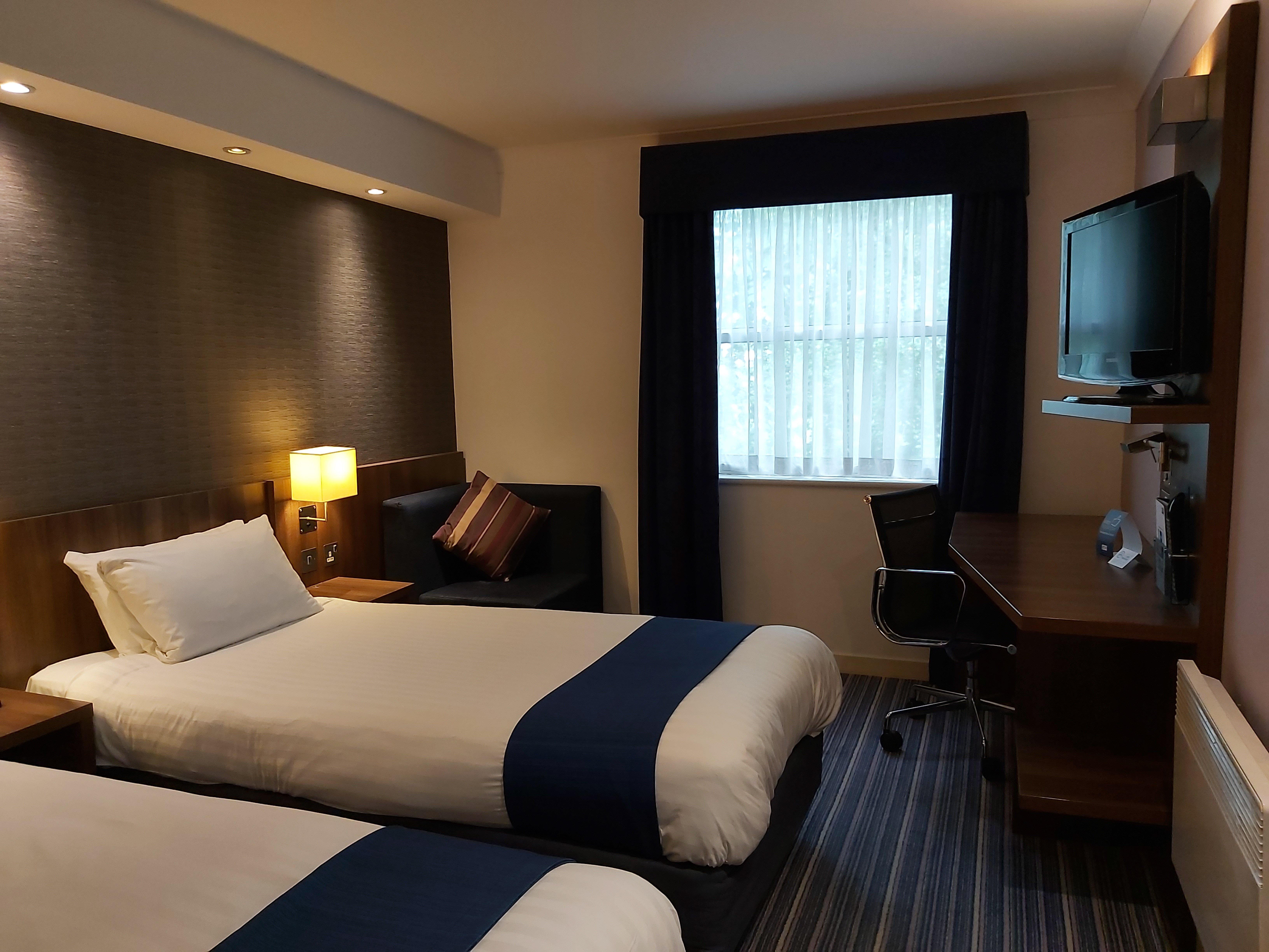 Holiday Inn Express London Gatwick Crawley, An Ihg Hotel Bagian luar foto