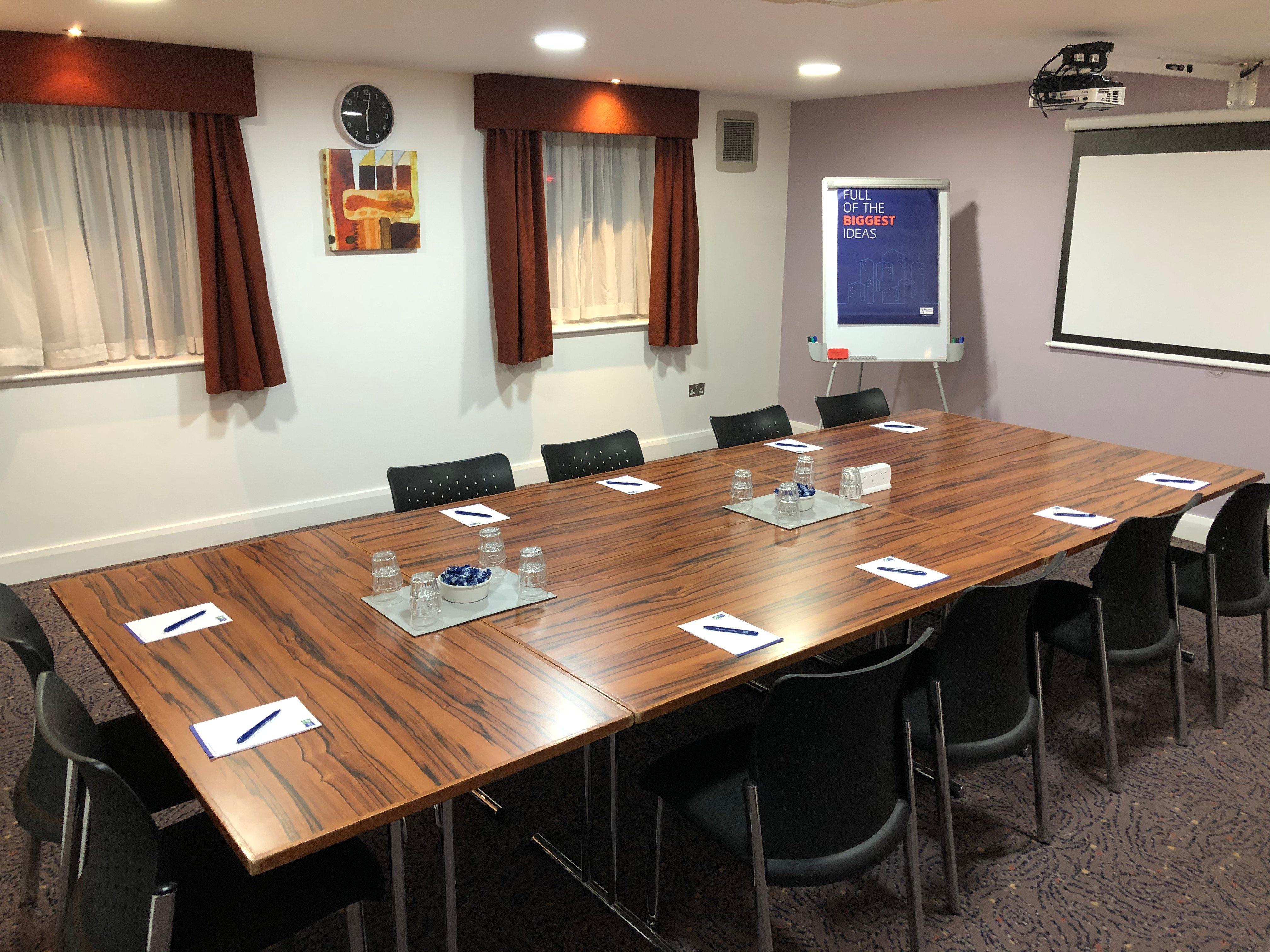 Holiday Inn Express London Gatwick Crawley, An Ihg Hotel Bagian luar foto