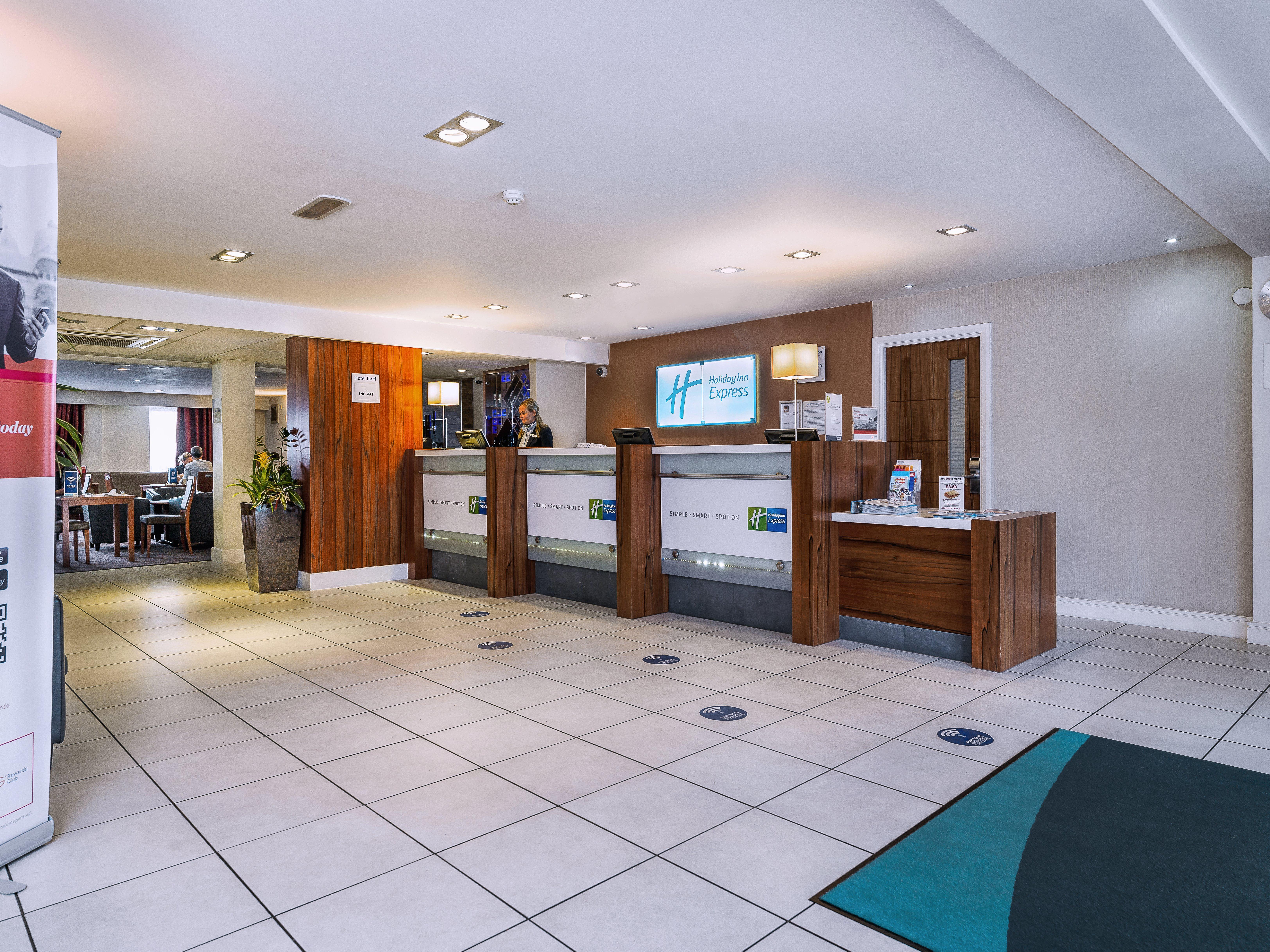 Holiday Inn Express London Gatwick Crawley, An Ihg Hotel Bagian luar foto
