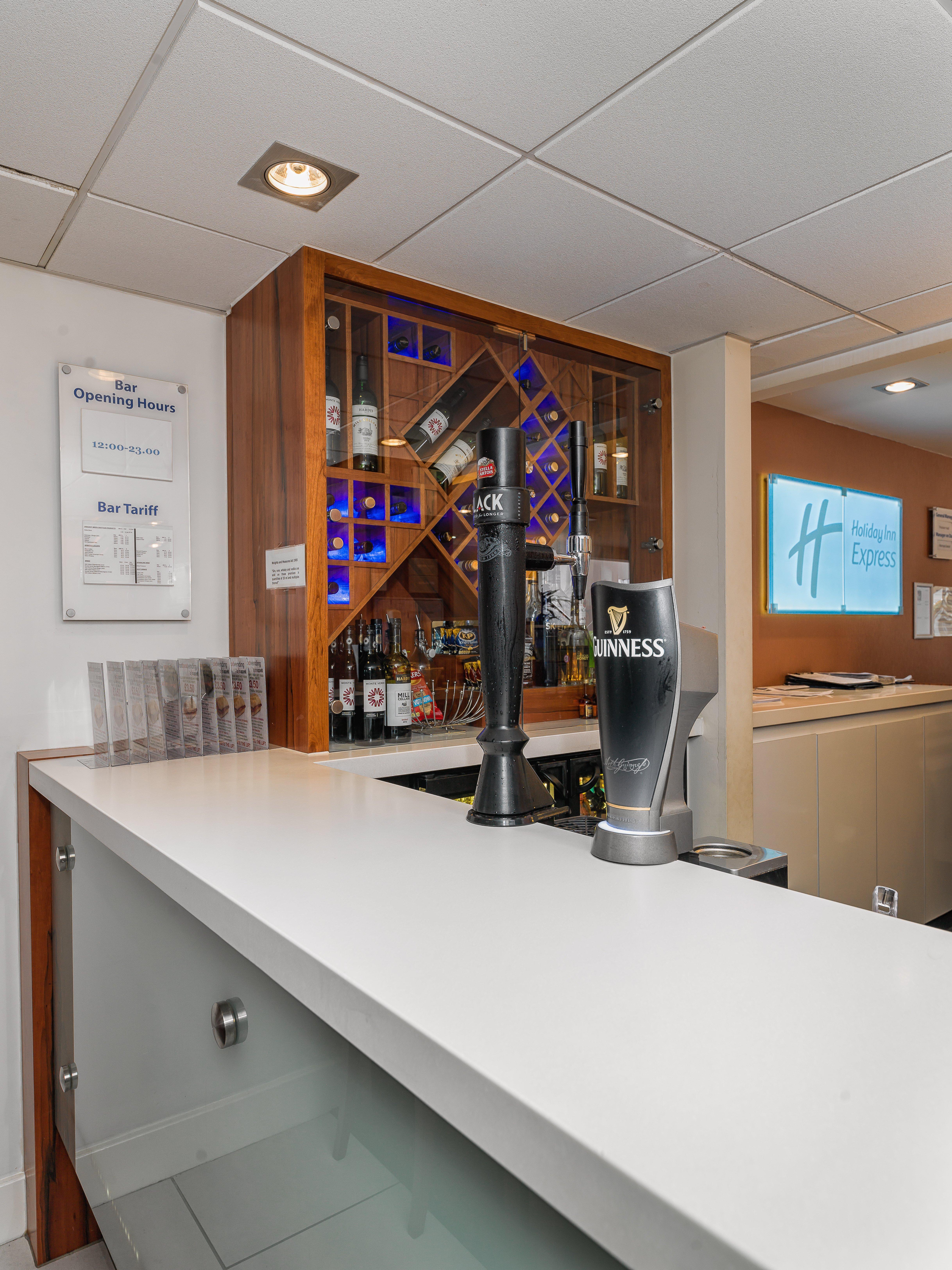 Holiday Inn Express London Gatwick Crawley, An Ihg Hotel Bagian luar foto
