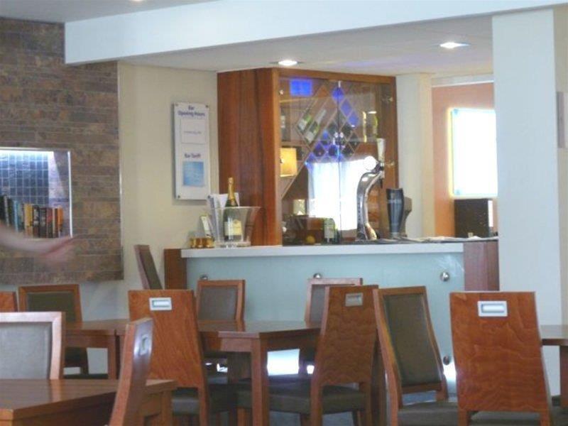 Holiday Inn Express London Gatwick Crawley, An Ihg Hotel Bagian luar foto