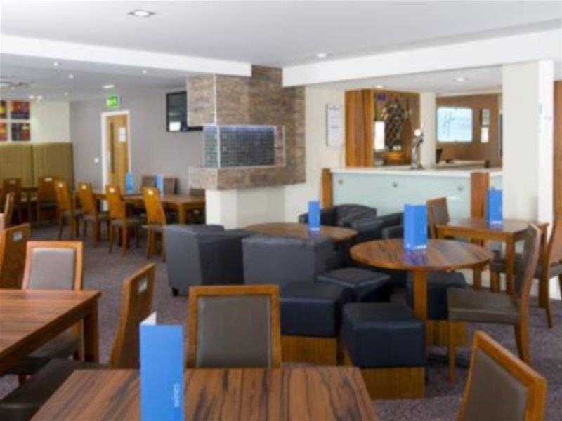 Holiday Inn Express London Gatwick Crawley, An Ihg Hotel Bagian luar foto