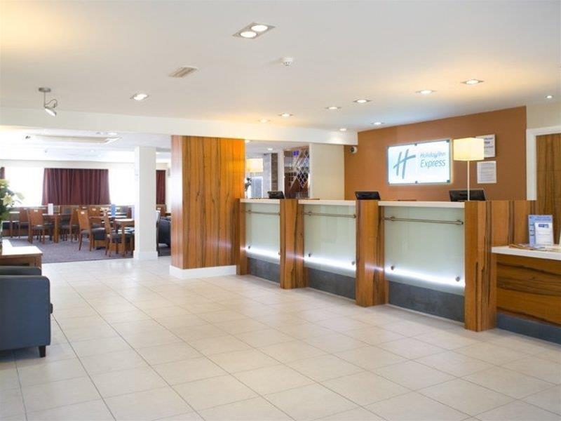 Holiday Inn Express London Gatwick Crawley, An Ihg Hotel Bagian luar foto