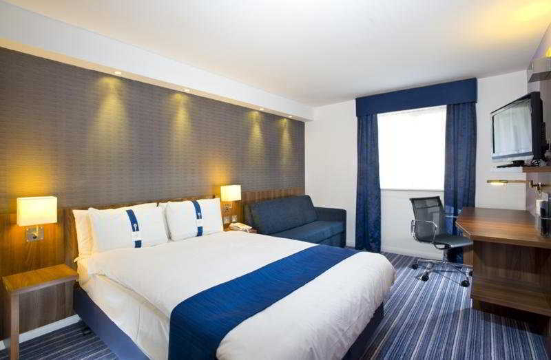 Holiday Inn Express London Gatwick Crawley, An Ihg Hotel Bagian luar foto