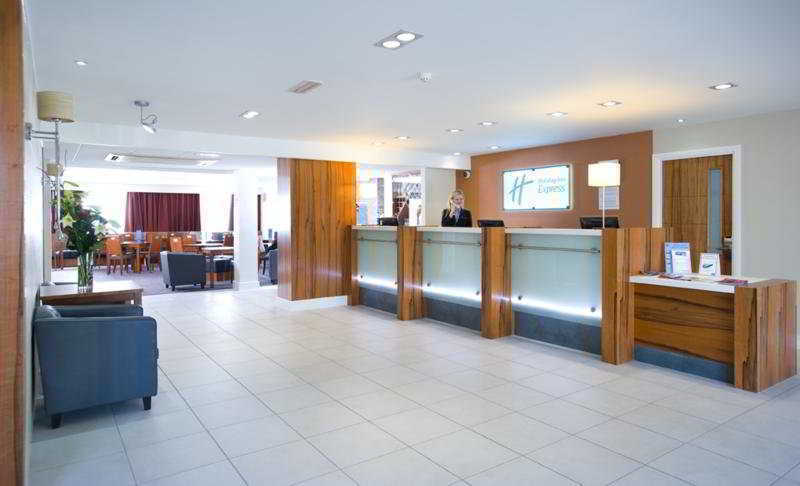 Holiday Inn Express London Gatwick Crawley, An Ihg Hotel Bagian luar foto