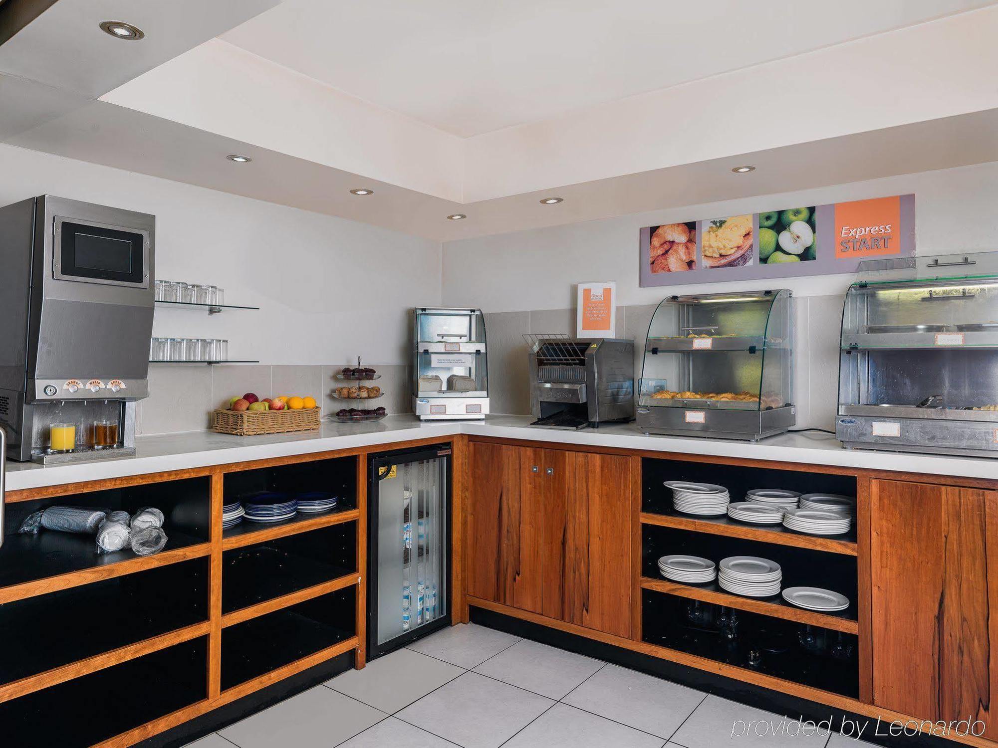 Holiday Inn Express London Gatwick Crawley, An Ihg Hotel Bagian luar foto
