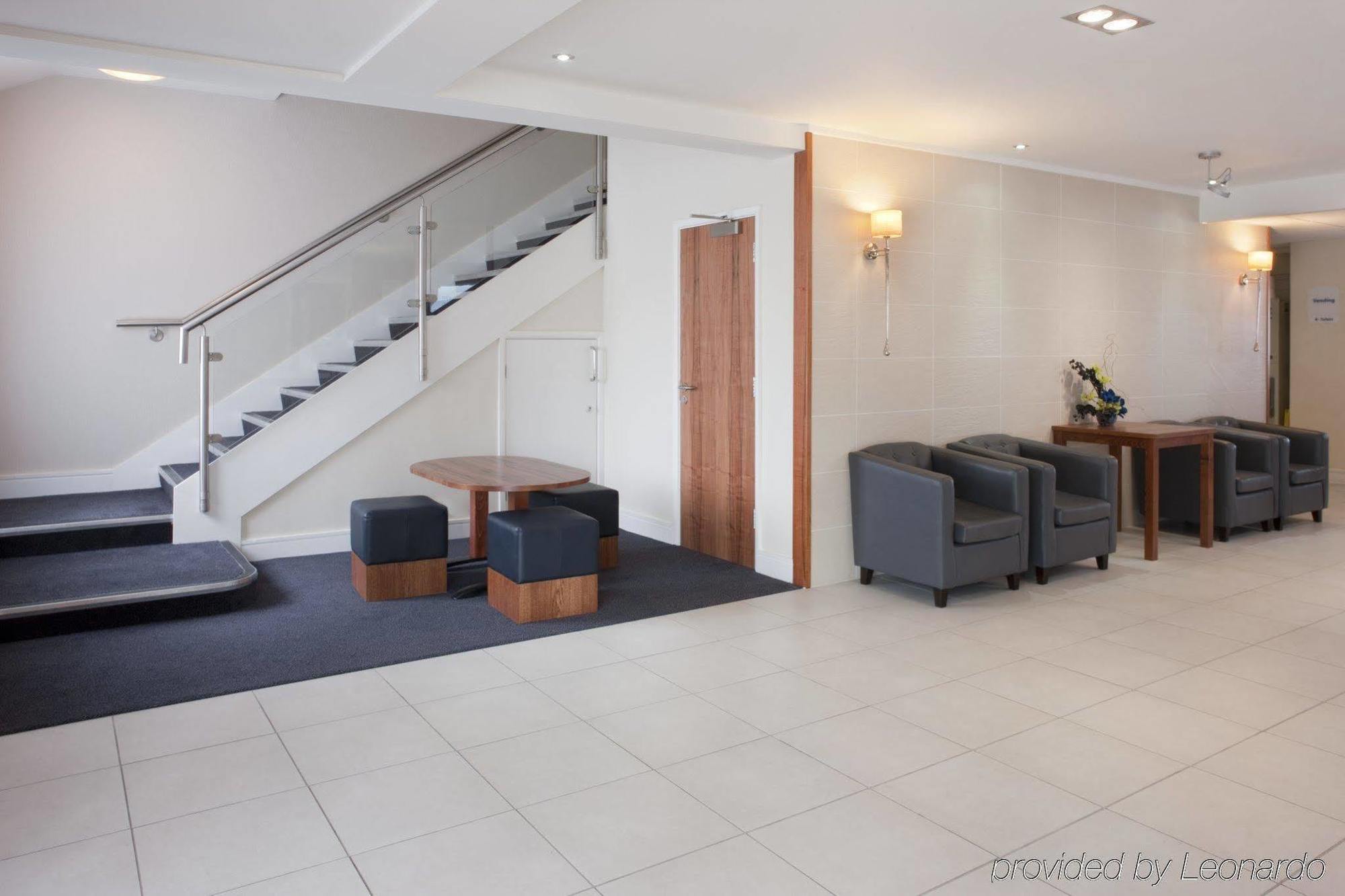 Holiday Inn Express London Gatwick Crawley, An Ihg Hotel Bagian luar foto