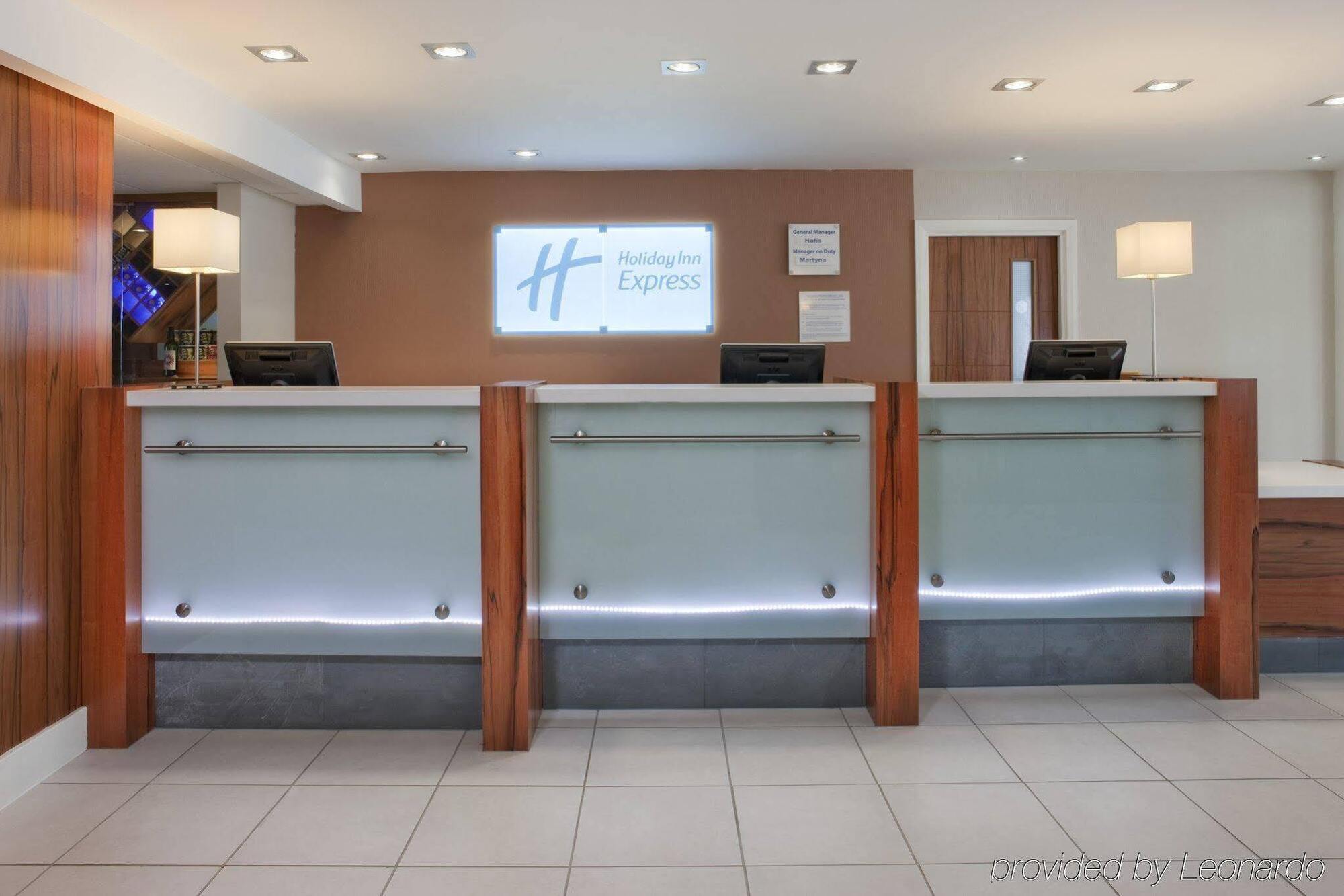 Holiday Inn Express London Gatwick Crawley, An Ihg Hotel Bagian luar foto